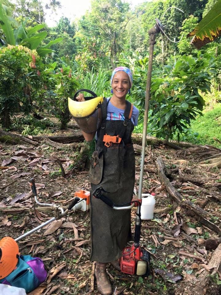 Andreas Cordero Ramírez en Hone Creek, Talamanca, ejerció más de 20 años como periodista, pero decidió volver a su amada tierra para emprender con chocolate 100% artesanal y natural. Su negocito se llama "Morena Clara".