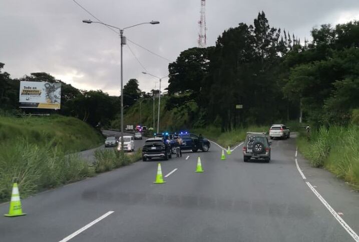 Motociclista fallece en accidente de tránsito sobre la autopista General Cañas. Foto cortesía.