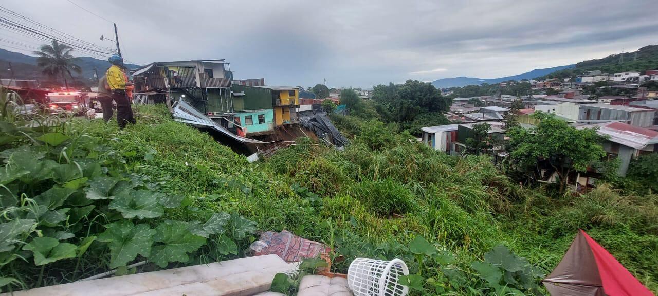 En la urbanización La Paz en Balcón Verde de Los Guido en Desamparados, San José reportaron un deslizamiento que socaba casas, dichosamente no hay personas afectadas, pero sí daños materiales. Foto: Bomberos