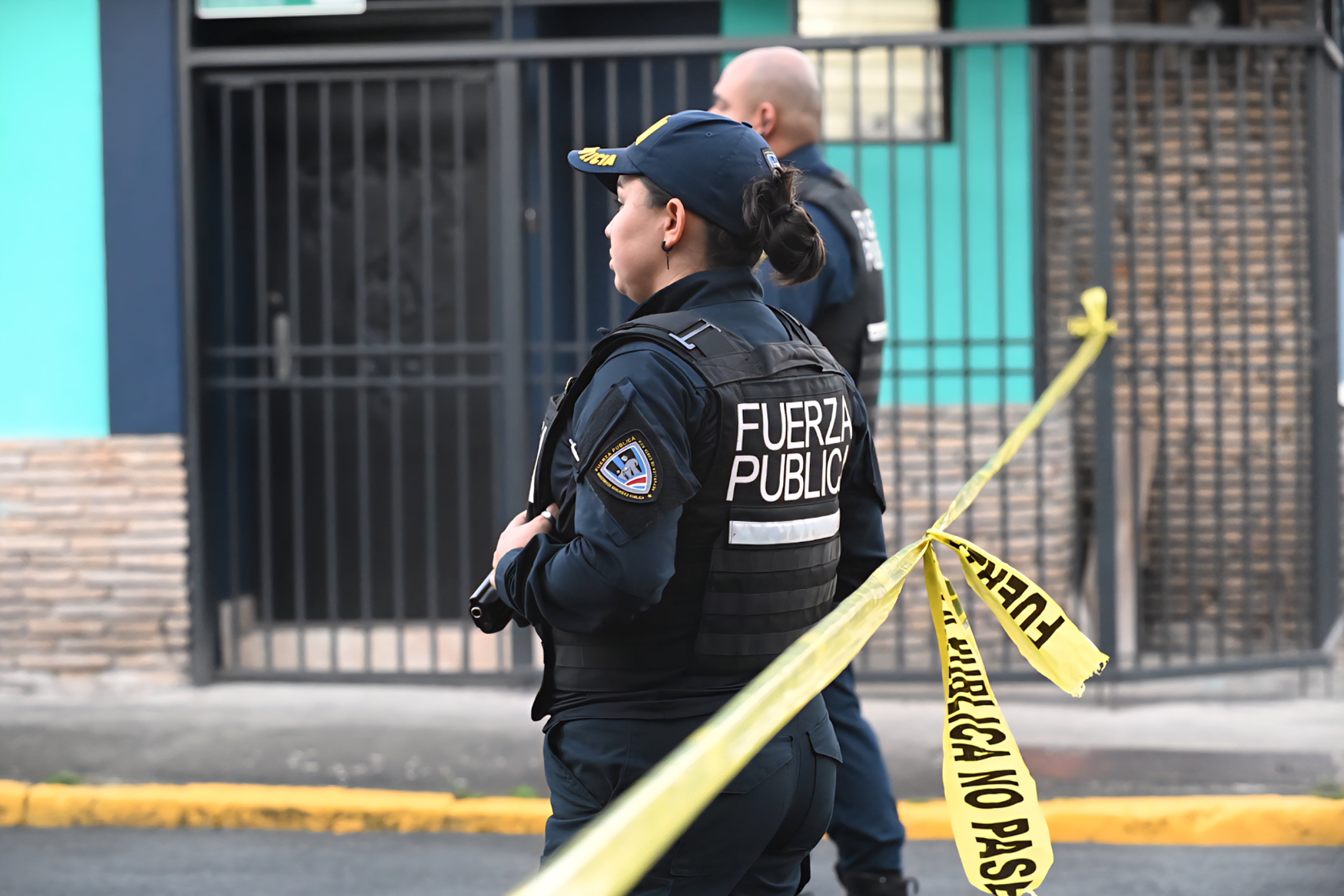 15 de julio del 2025. Barrio Gonzalez Lahman. San José. 18:00 hrs. El OIJ realiza la recolección de indicios tras el homicidio de una persona en calle 21 en San José. En la foto: efectivos de la Fuerza Pública resguardan el sitio del suceso.  Foto: Albert Marín.