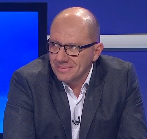 एस्टेबन मोरा, सोशल मीडिया विश्लेषक.