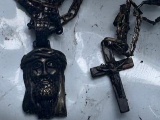 El OIJ pidió ayuda a la ciudadanía para que, si alguien reconoce esta cadena, pueda colaborar en la identificación del cuerpo.