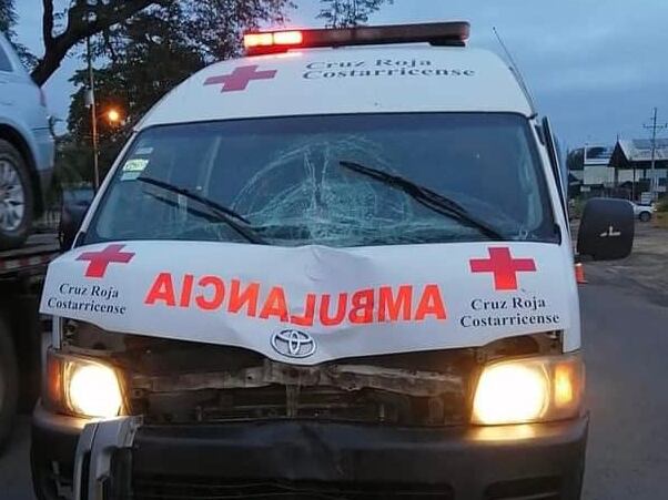 La ambulancia quedó abollada debido a la fuerte del impacto. Foto El Norte Hoy.