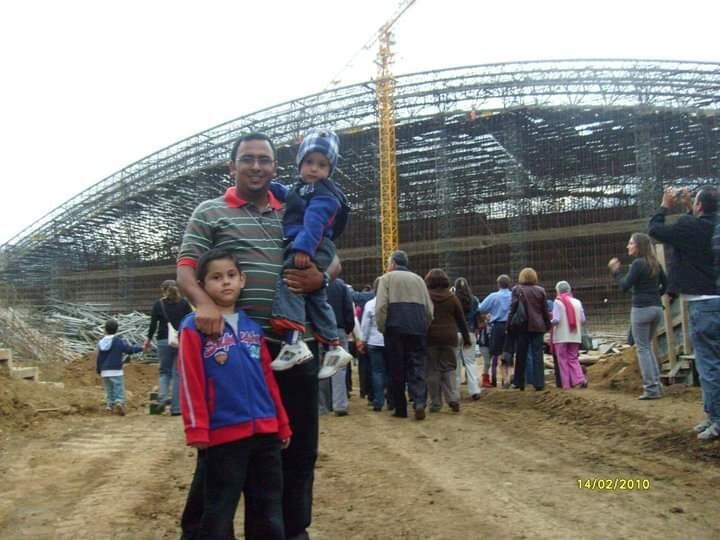 Christian llevó a sus hijos Deyron y Deigel (en brazos) a ver el avance de la obra, en febrero del 2010. Cortesía.