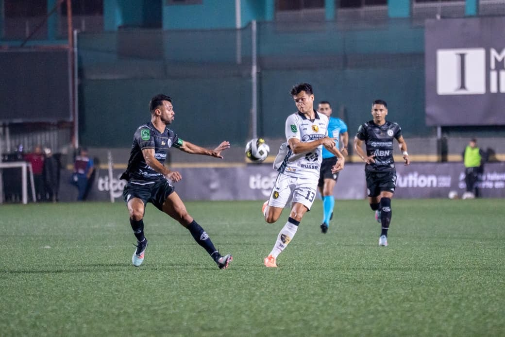 Sporting vs Liberia. Estadio Ernesto Rohrmoser. Prensa ML.