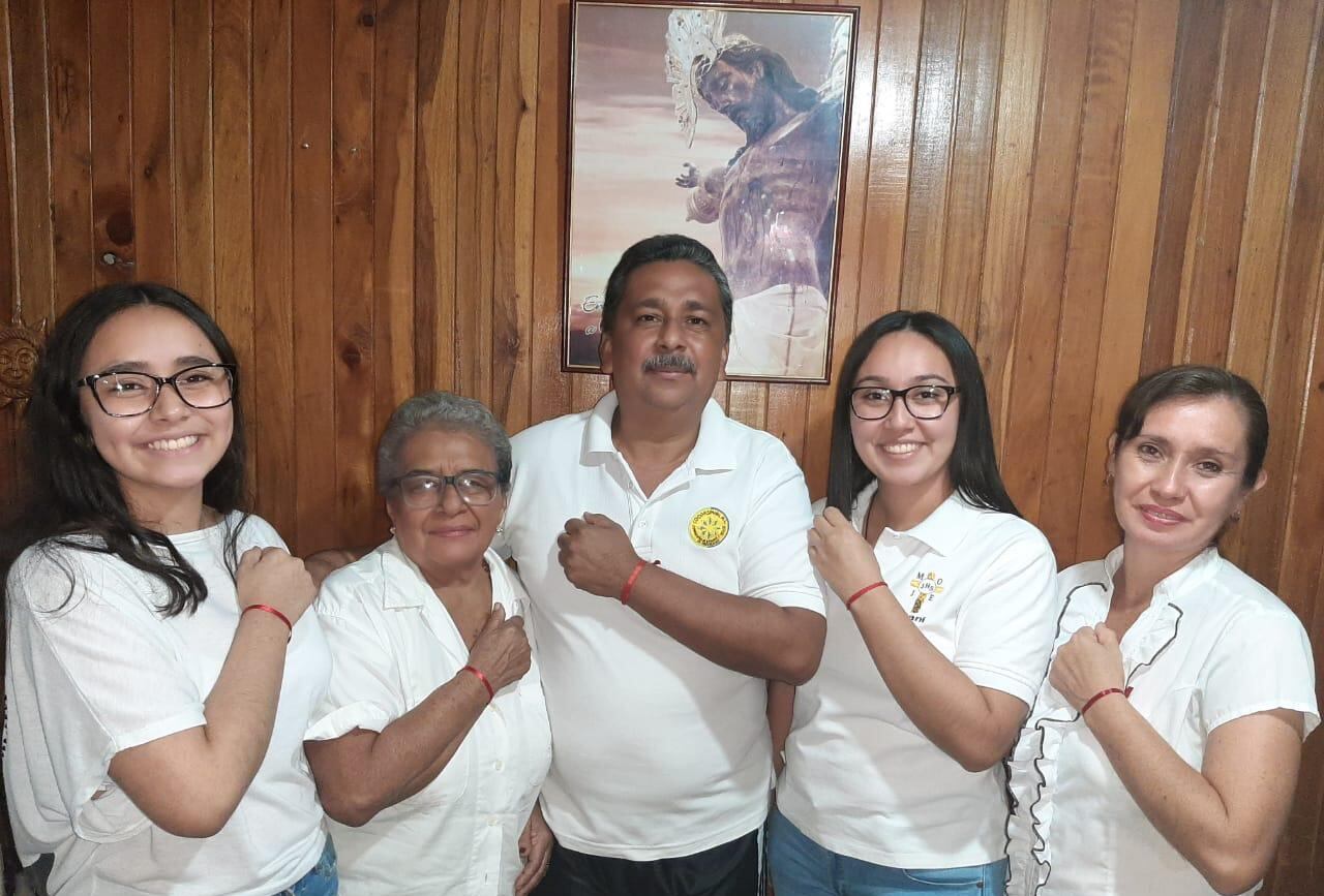 La abuelita, doña Flory Chavarría (quien tiene 72 años), el matrimonio de doña Yorleny Barrios y don Mynor Rueda, así como las hijas ambos, Lucía y Daniela, tienen más de cinco años de usar los 365 días del año esa roja protección.