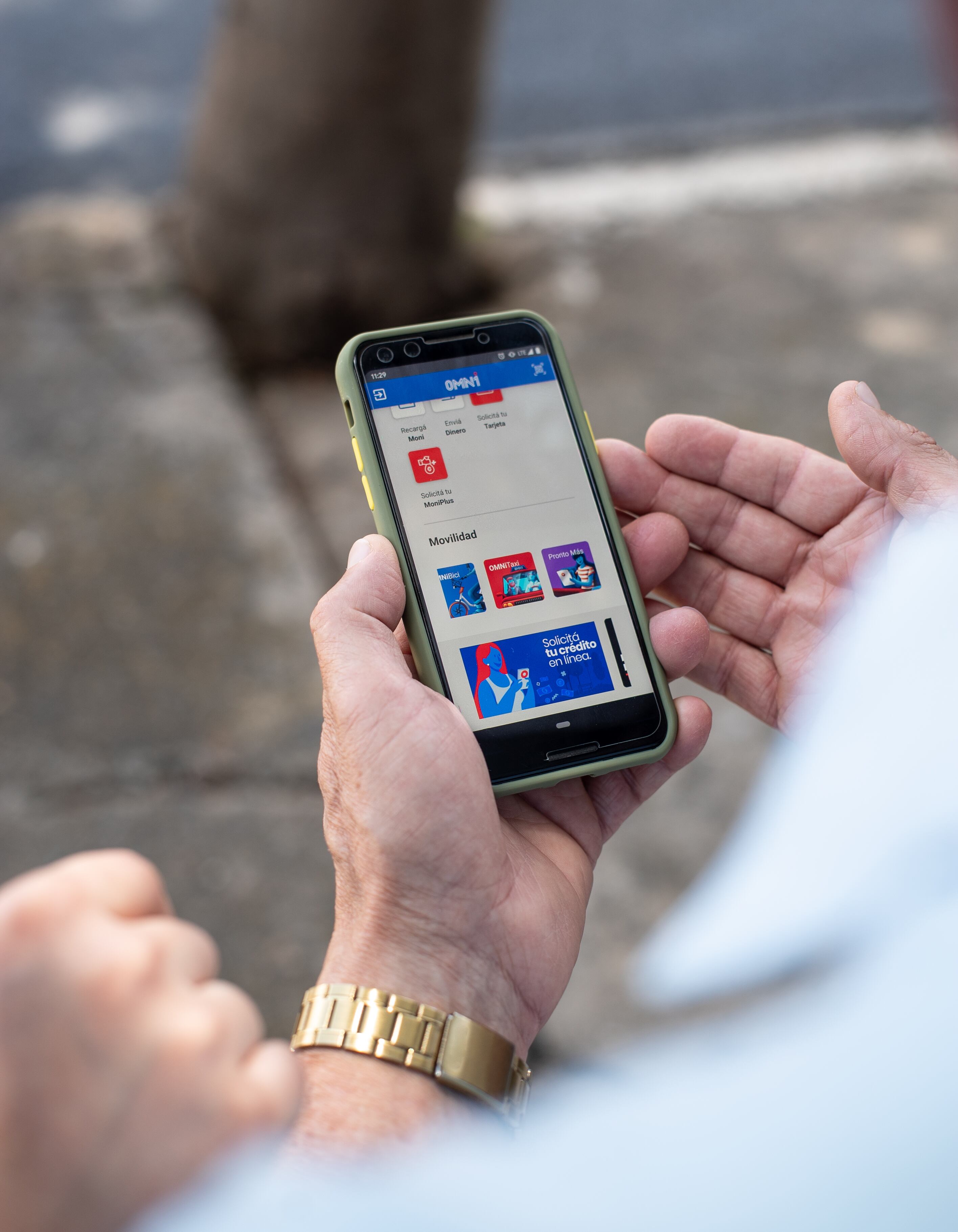 Asegurando contar, antes de arrancar, con una flotilla de seis mil taxistas afiliados y medio millón de descargas de su aplicación para celulares, la empresa Omni se la lanza a la conquista de pasajeros con su nuevo servicio: Omni-Taxi.