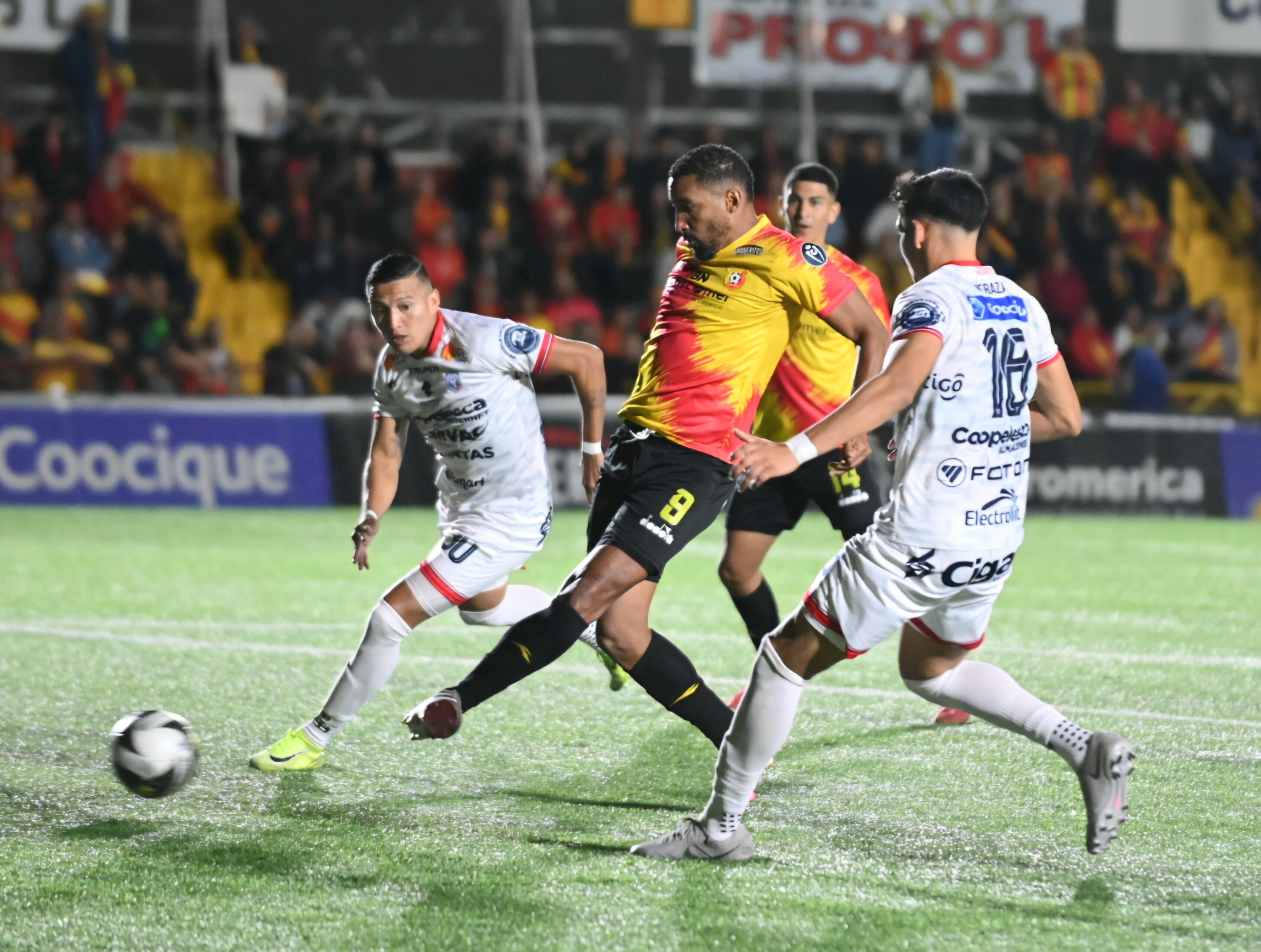 22 de febrero del 2025. Estadio Carlos Alvarado, Heredia. 20:00 hrs. Jornada 10 del Torneo de Clausura 2025 del fútbol de primera división de CR. El Club Sport Herediano enfrenta a la Asociación Deportiva San Carlos. Foto: Albert Marín para la Nación.