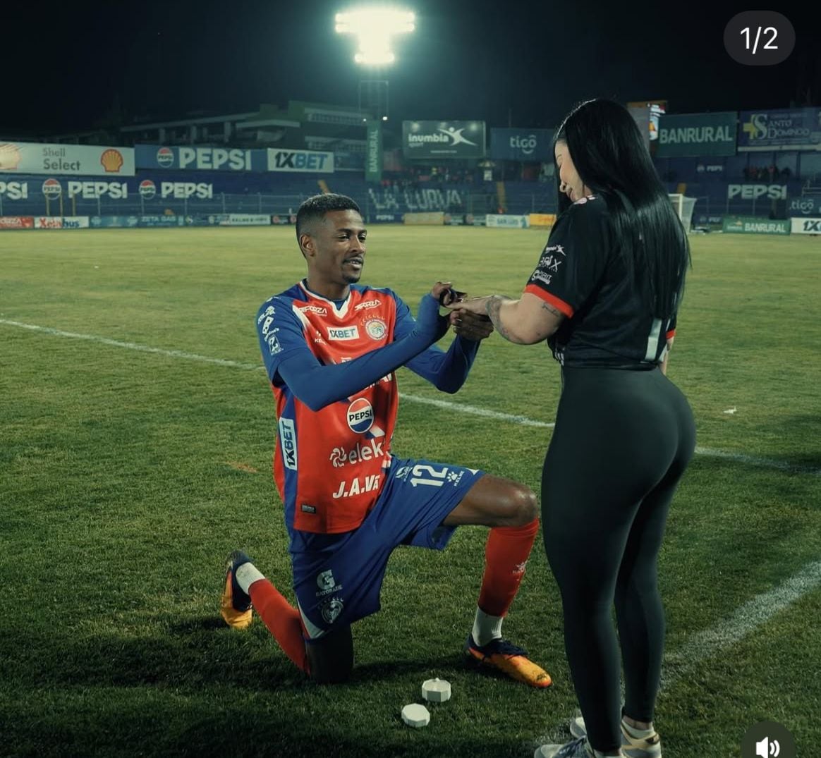Futbolista tico que se viraliz&oacute; por pedirle matrimonio a su novia en  estadio, rompi&oacute; con ella tres d&iacute;as despu&eacute;s | La Teja