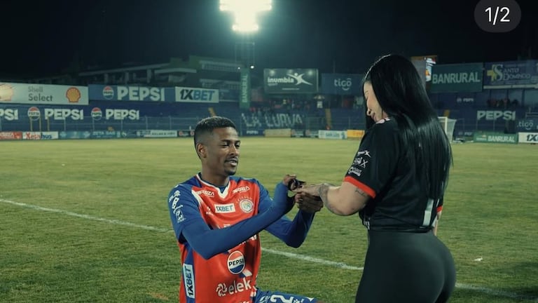 Futbolista tico que se viralizó por pedirle matrimonio a su novia en estadio, rompió con ella tres días después