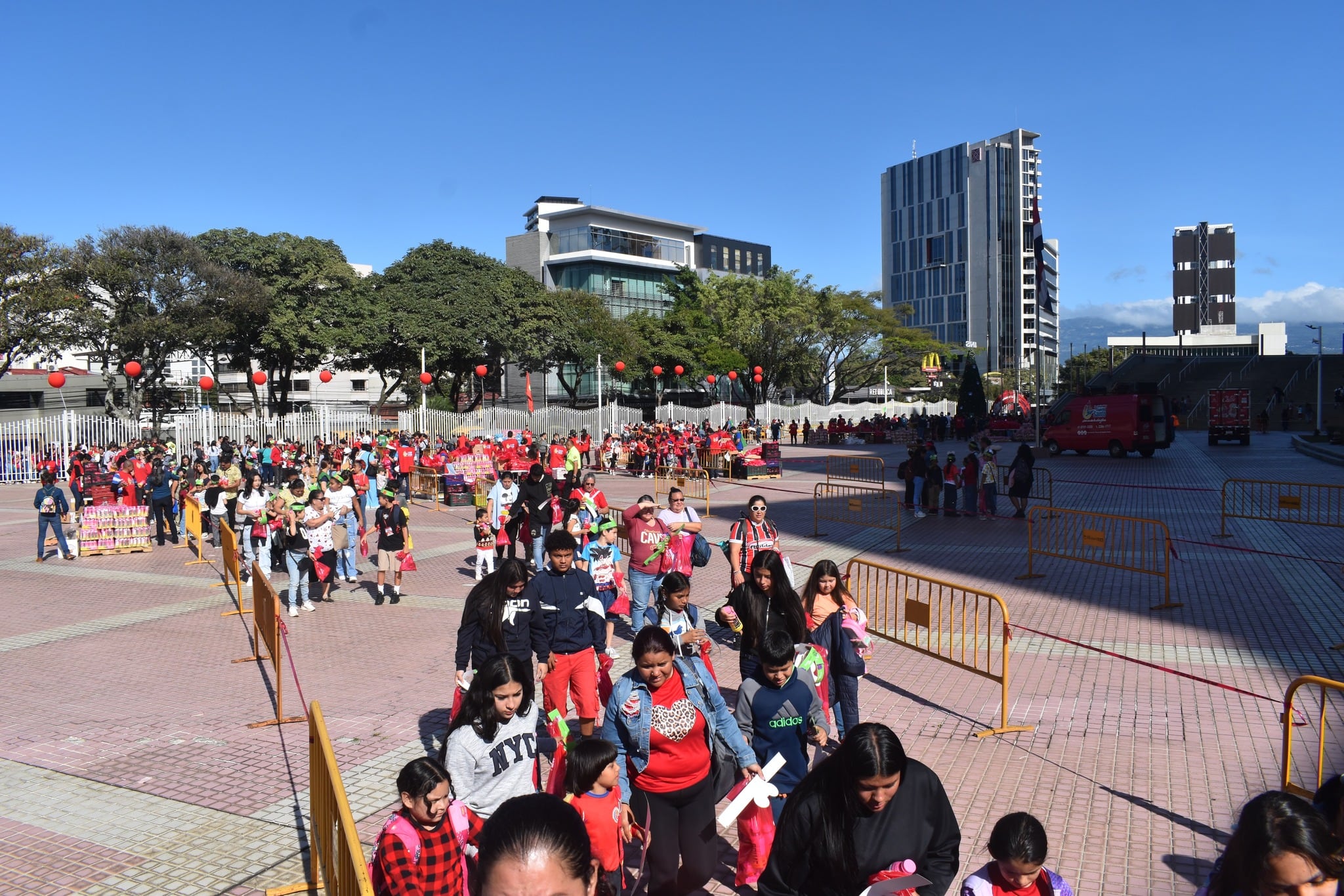 El padre Sergio Valverde de la Asociación Obras del Espíritu Santo realizó la XXV edición de su Fiesta Nacional de Navidad “¡Jesús: a tus niños los cuida tu Iglesia!”, que en el marco del 25 aniversario de la institución que beneficia este año a 50.000 niños en alto riesgo social de todo el país.