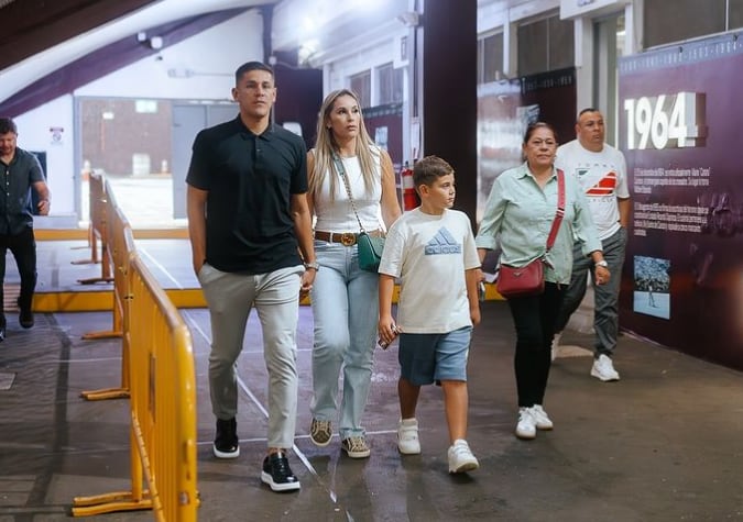 Óscar Duarte regresó a Saprissa al  lado de su esposa Vanessa Crespi.