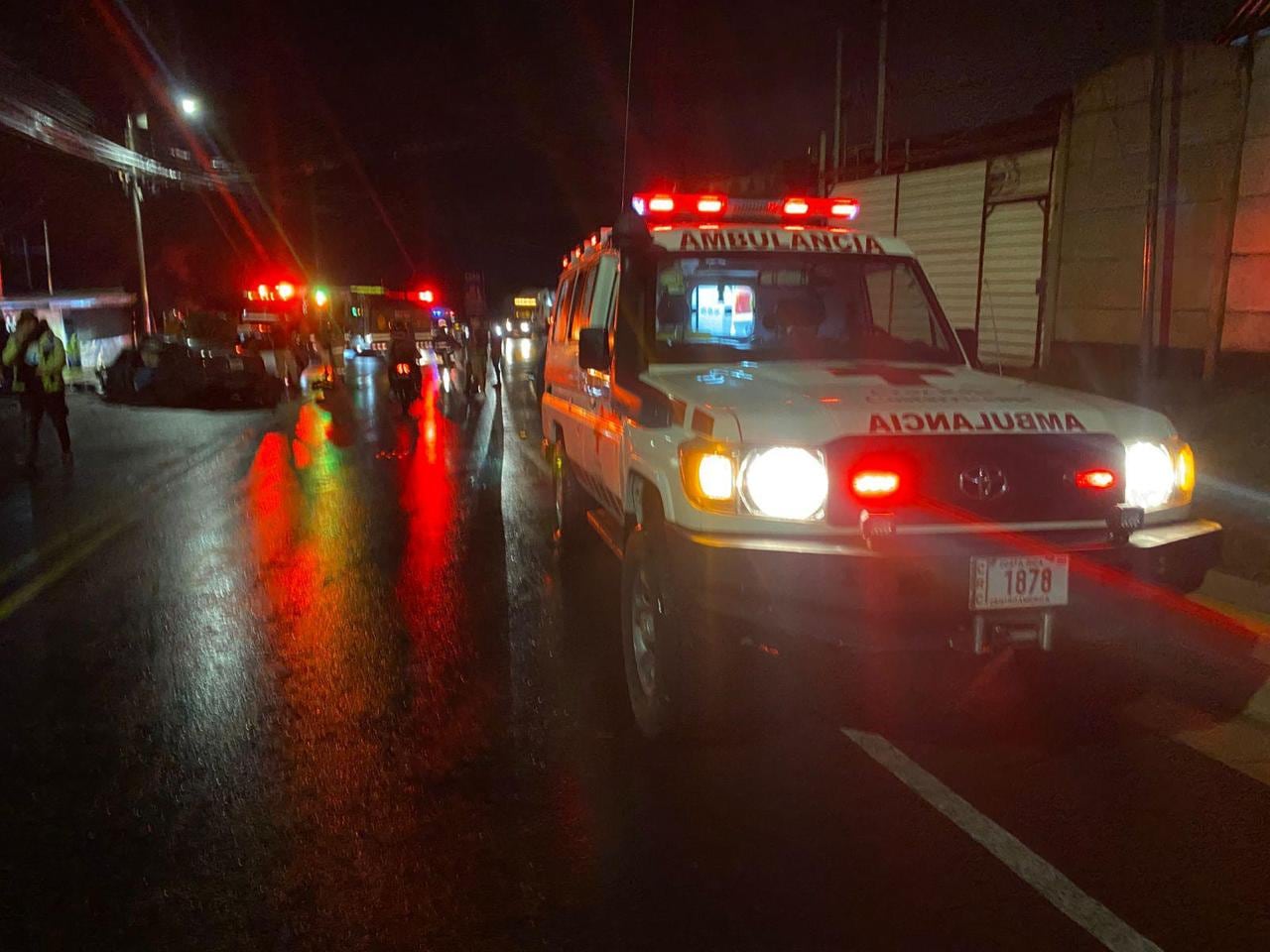 Un hombre de unos 30 años cayó a un guindo de aproximadamente 100 metros en el sector de La Carpio, Uruca.