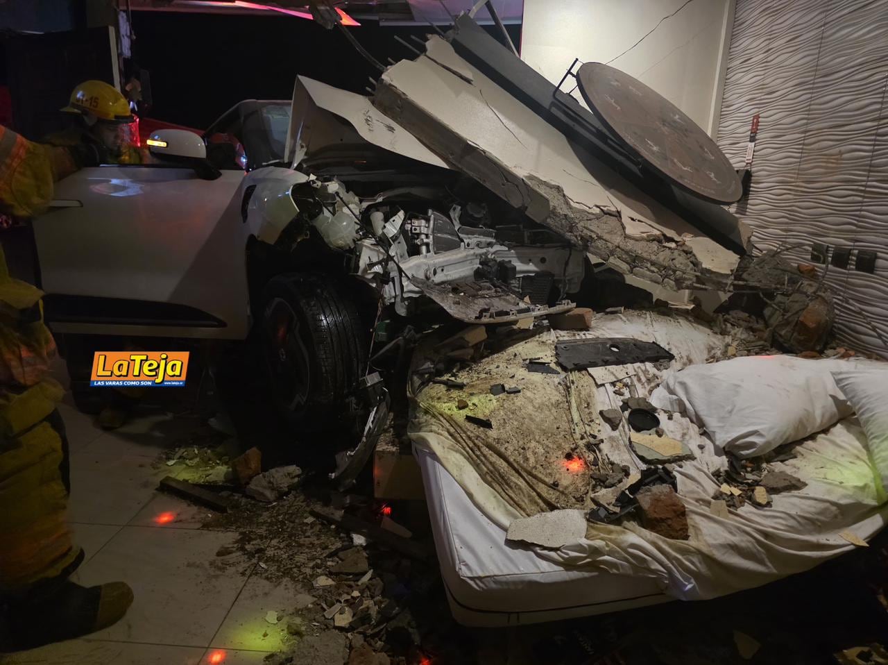 Un carro eléctrico modelo 2026 terminó estrellado contra una de las habitaciones del motel Maison Dorée, en San José, la madrugada del miércoles 27 de mayo del 2026. Foto: Para La Teja