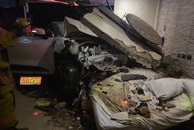 Carro se estrelló, atravesó la pared de un motel y dejó tres heridos