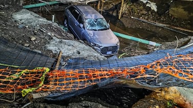 Aparatoso accidente en Santa Ana: Audi cae a quebrada y ocupantes huyen