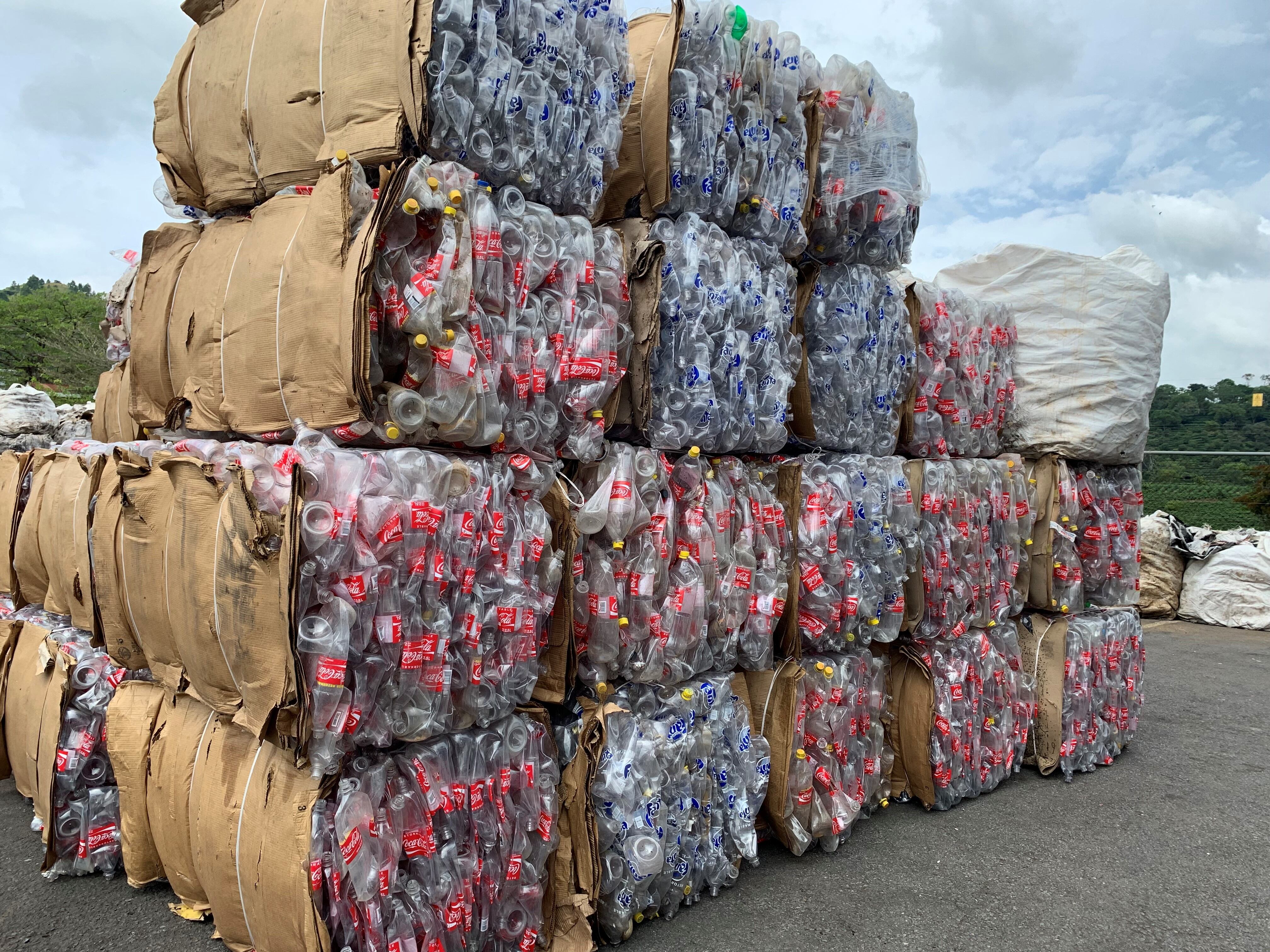 Uber y Coca-Cola FEMSA lanzaron este 17 de septiembre la alianza “ReciclandoAndo”, con la cual un Uber recoge el reciclaje plástico que usted tenga y lo lleva hasta un centro de acopio de Coca-Cola FEMSA