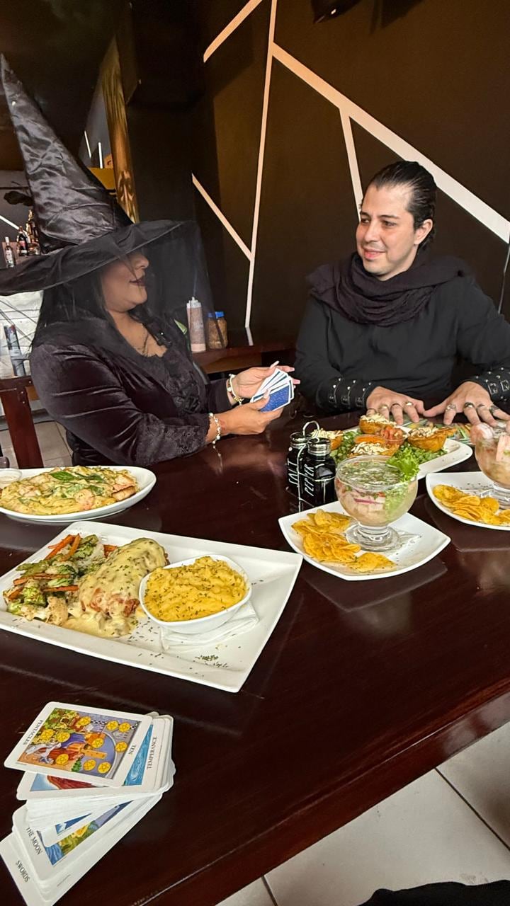 Brujas y brujos abren café-restaurante donde la buena comida se mezcla con la lectura del tarot, limpias y adivinación de su futuro. Se trata de “Hechizo Café Tarot”, un concepto creado por la conocida bruja de cuarta generación Mitzhi Bonilla, muy conocida en redes sociales como Mithzi Tarot, junto con el guardián del velo Esteban Velario y la bruja y vidente Yuli Cortés.