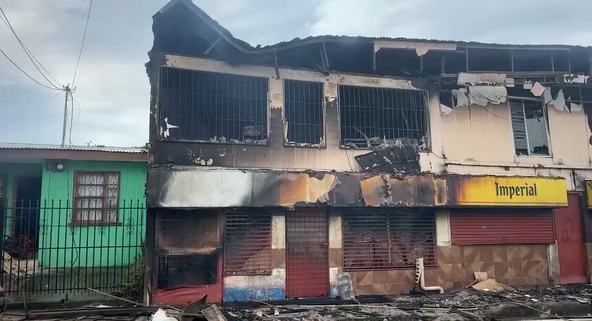 Incendio locales en Llanos de Santa Lucía. Foto Cuerpo de Bomberos.