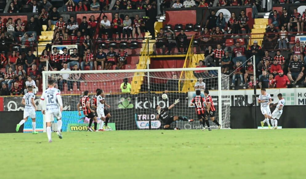 Alajuelense - San Carlos, estadio Alejandro Morera