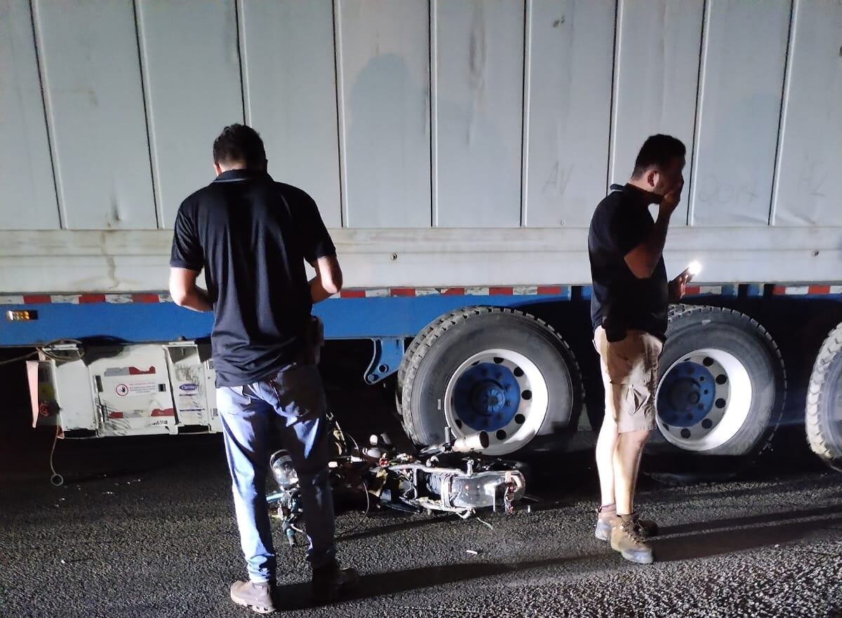 Un motociclista falleció al chocar contra las piñas de un tráiler