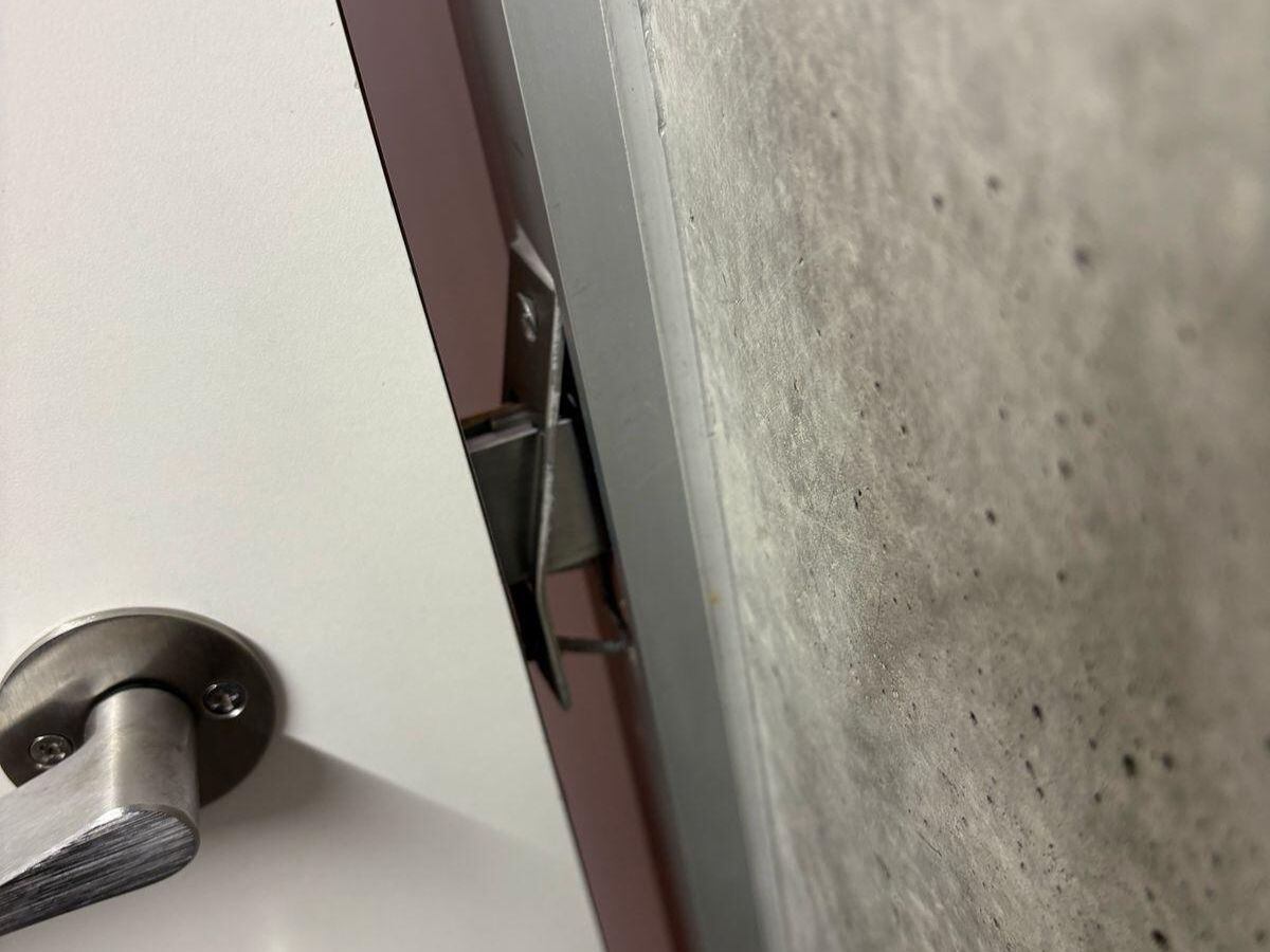 Así quedó la puerta que el oficialismo denuncia fue forzada.