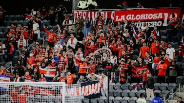 Coreano se mete solo en la barra La 12 de Alajuelense y su video se vuelve viral