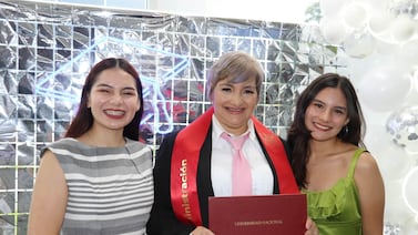 Repitió matemáticas 13 veces, pero no aflojó y logró graduarse de licenciada