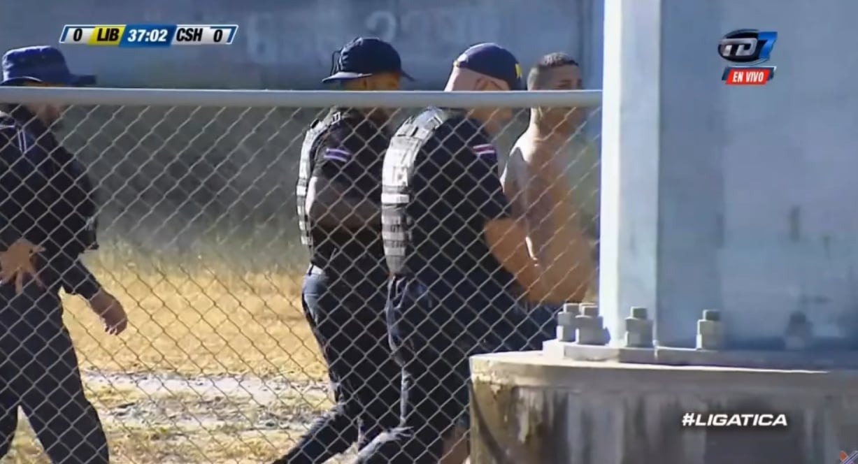 Un aficionado de Herediano habría intentado meterse a la cancha del estadio Edgardo Baltodano.