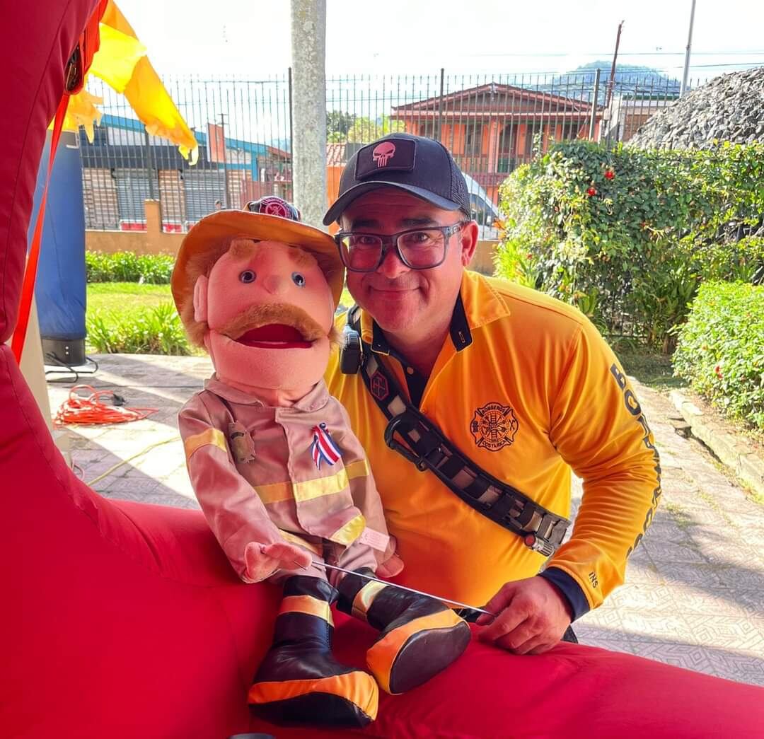 Tavito y Monchito son dos bomberos muy especiales, muy dedicados y con una misión muy especial: prevenir a los niños para que ninguno se queme en un incendio