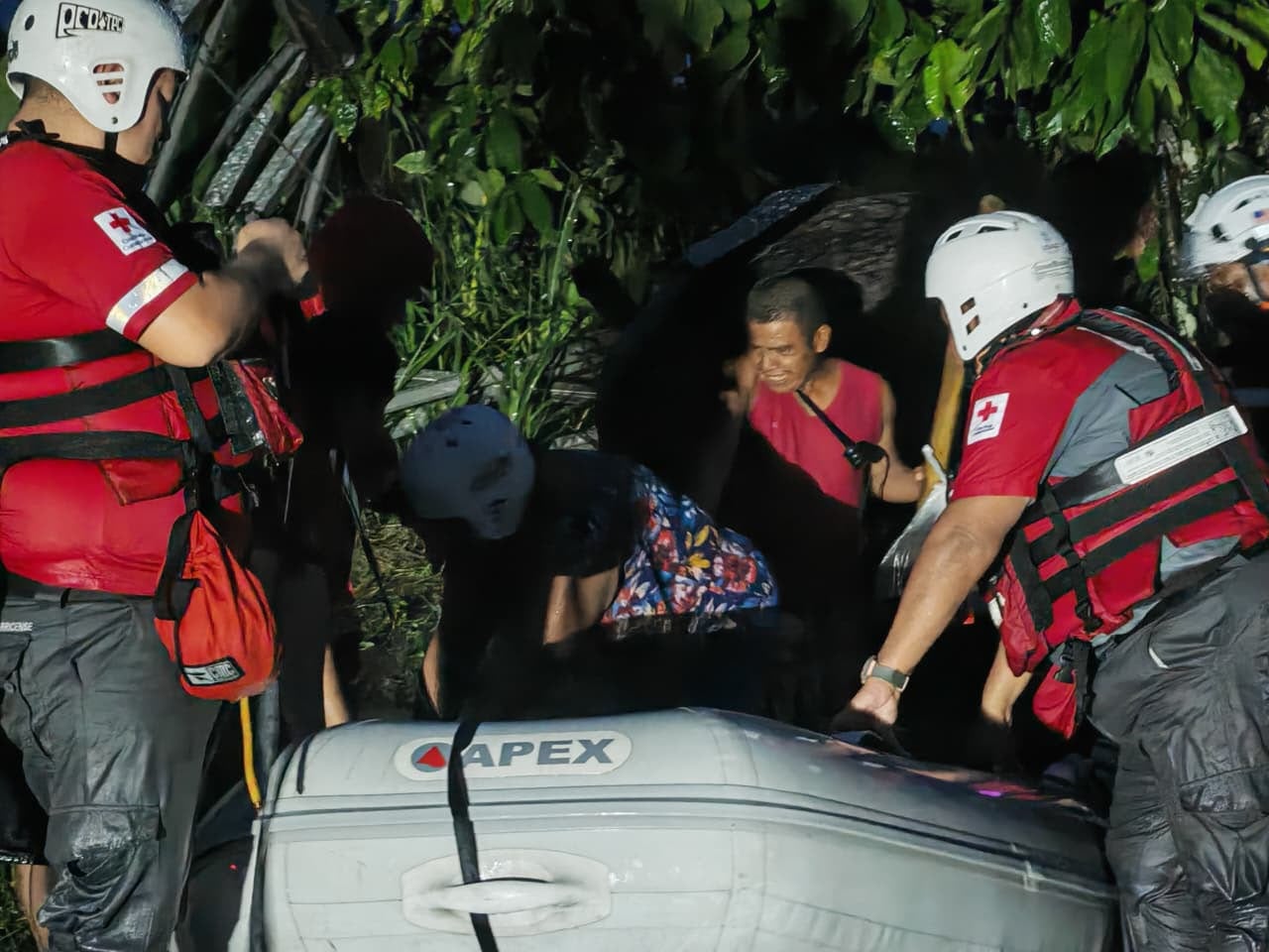 Inundaciones que afectan al Caribe y la Zona Norte del país mantienen a cientos de personas lejos de sus casas, desde la madrugada del 17 de agosto del 2026. Foto: Cruz Roja