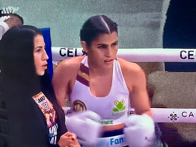Naomy Valle estuvo acompañada de su hermana Yokasta Valle durante su combate.