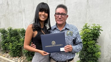 Joven cruza los dedos para celebrar el Día de Muertos en México gracias a La Teja