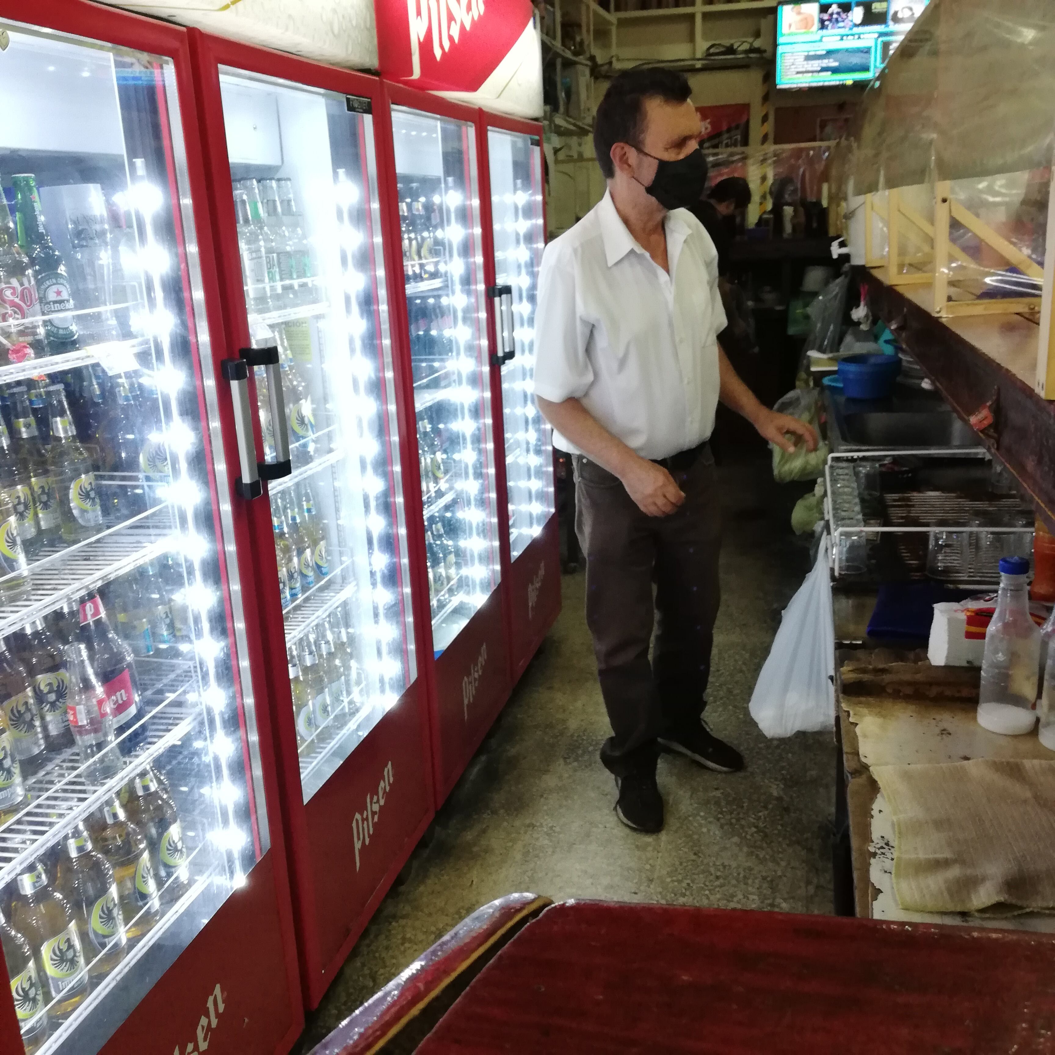 La Teja volvió, un año después de la reapertura de los bares al bar Milano, propiedad de don José Alexis Mora, para ver cómo la vivió en el último año en medio de la pandemia, la restricción vehicular sanitaria y los protocolos higiénicos