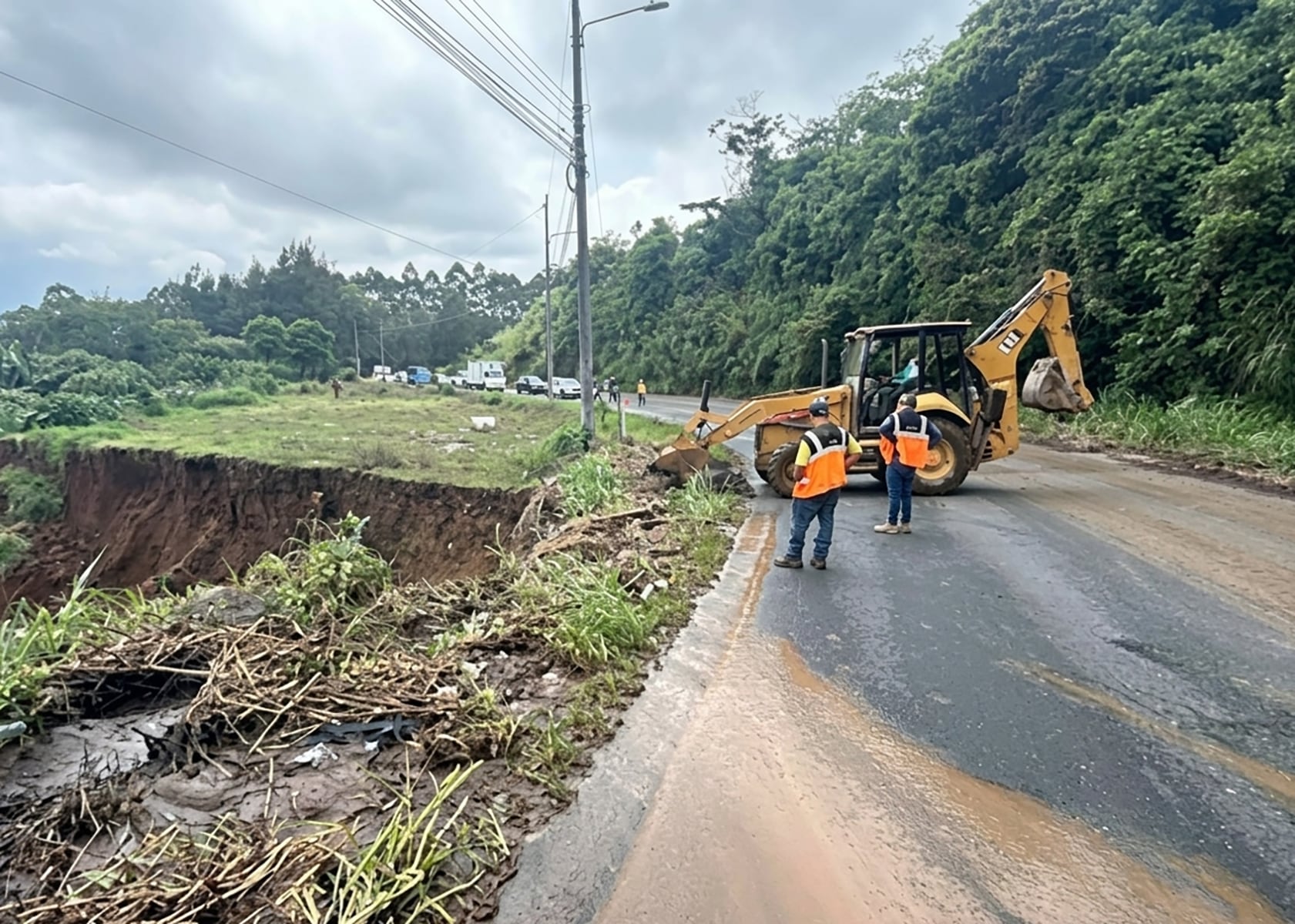Un talud obligó a tener paso regulado este viernes en el sector de la Chinchilla, en Oreamuno de Cartago.