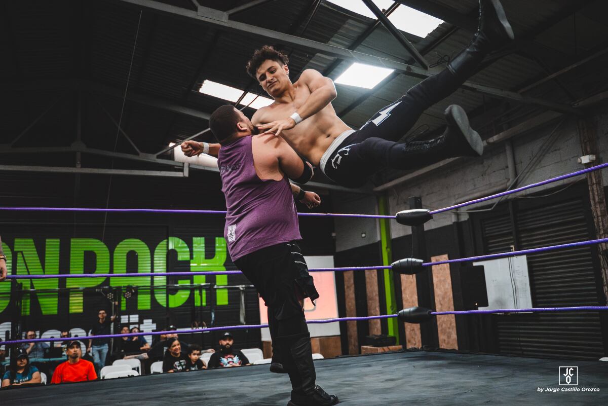Riot Wresting Alliance ofrece un show en el que se divierten grandes y chicos.