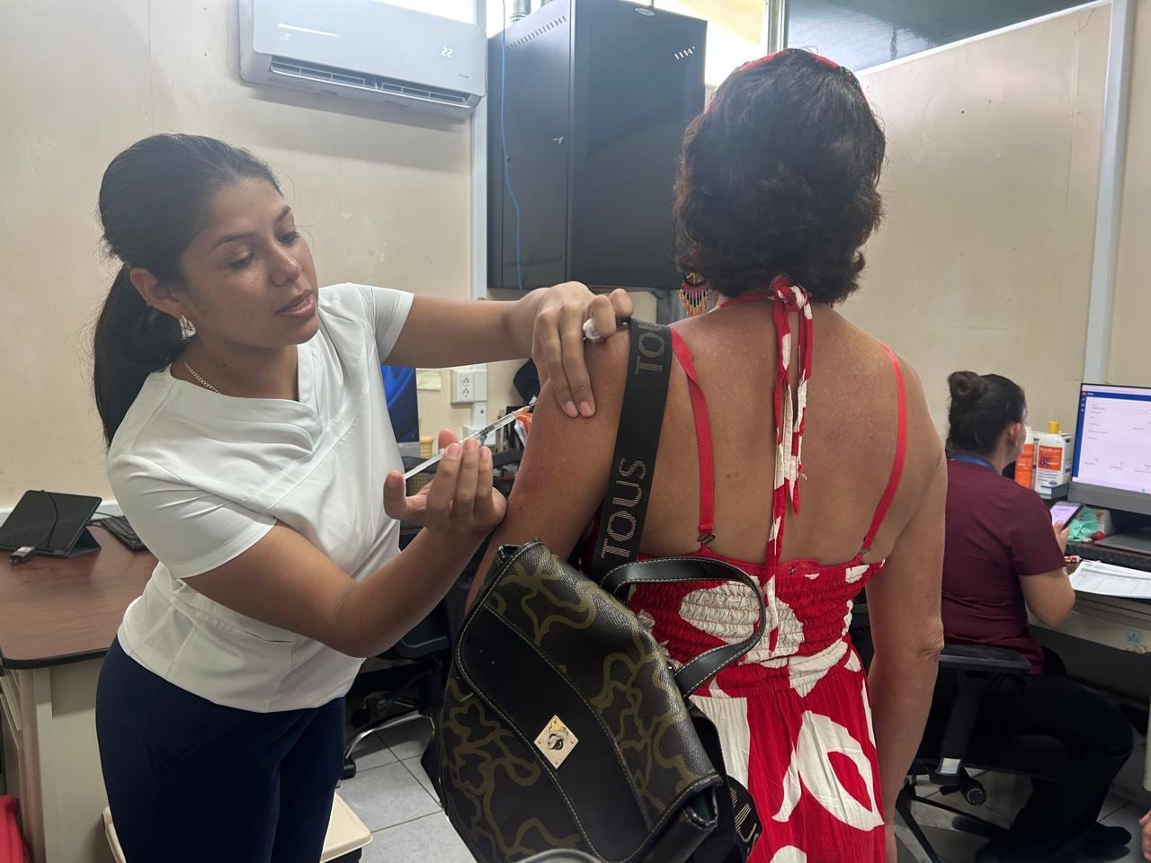 Una mujer recibe la vacuna contra la fiebre amarilla.