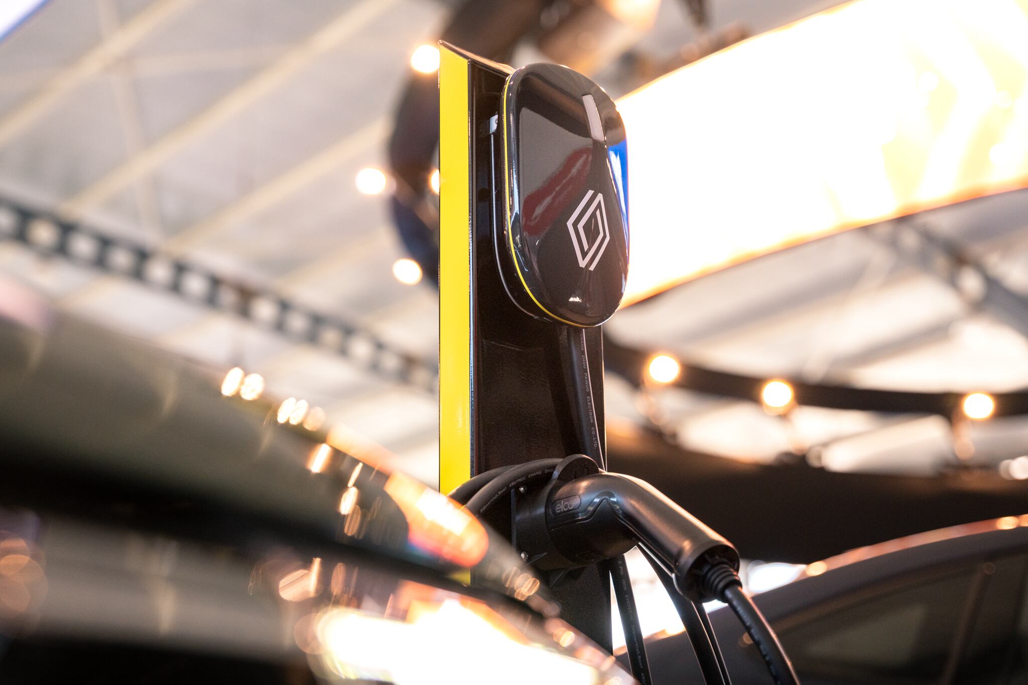 Renault eléctrico, es el KWID-E-TECH el cual nos sedujo porque lo están vendiendo en 16 mil dólares, eso son 8 millones de colones.