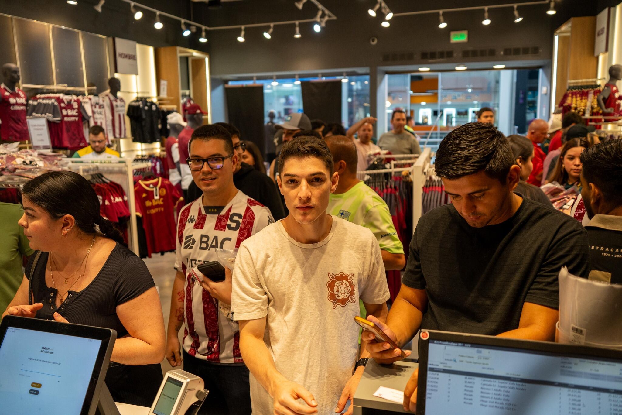 Filas nueva camiseta de Saprissa en Plaza Lincoln
