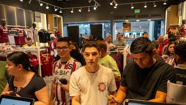 Nueva camiseta de Saprissa genera locura en su primer día de ventas, vea las enormes filas