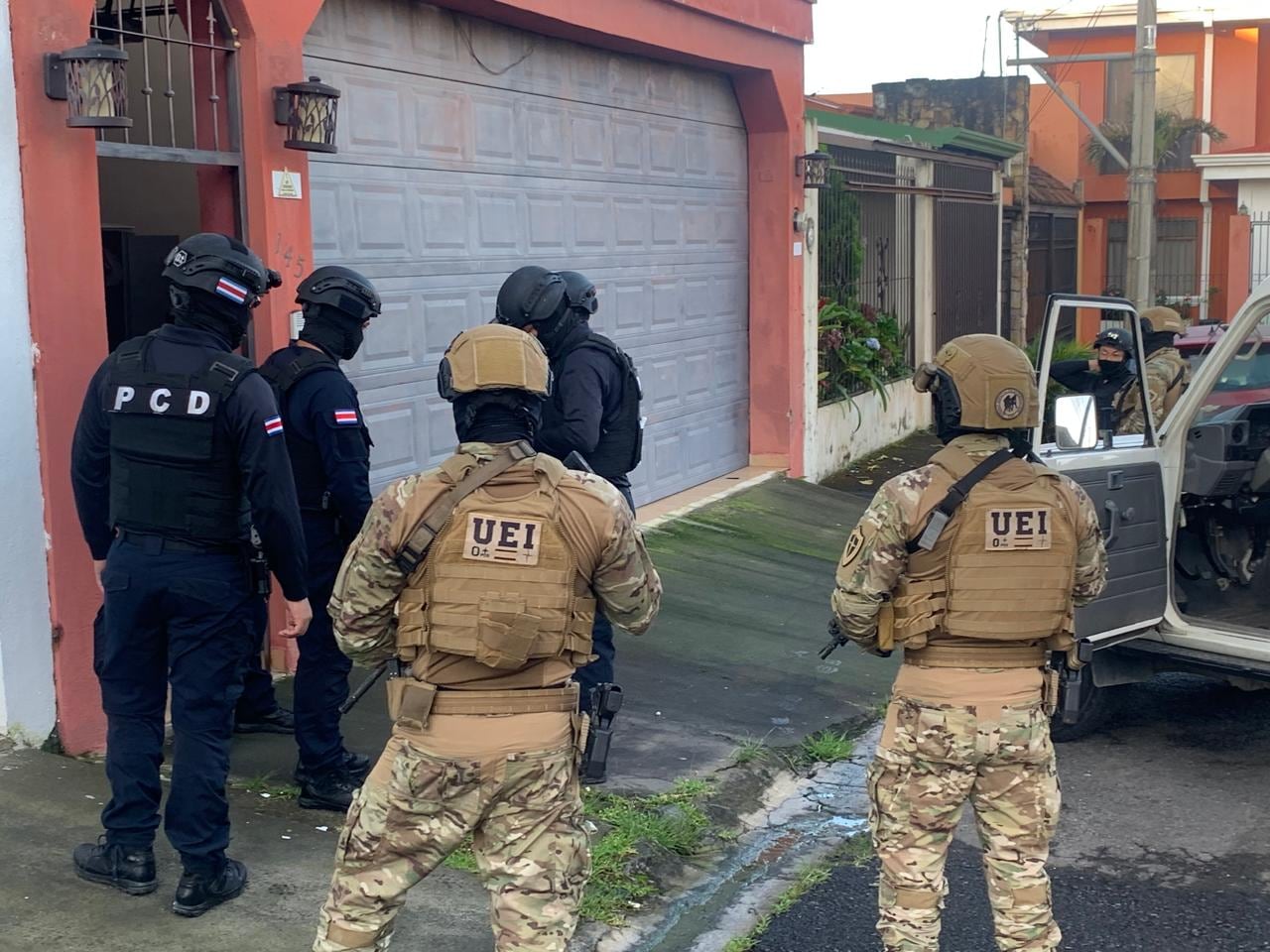 Las autoridades buscan a dos hombres vinculados con el hallazgo de una avioneta