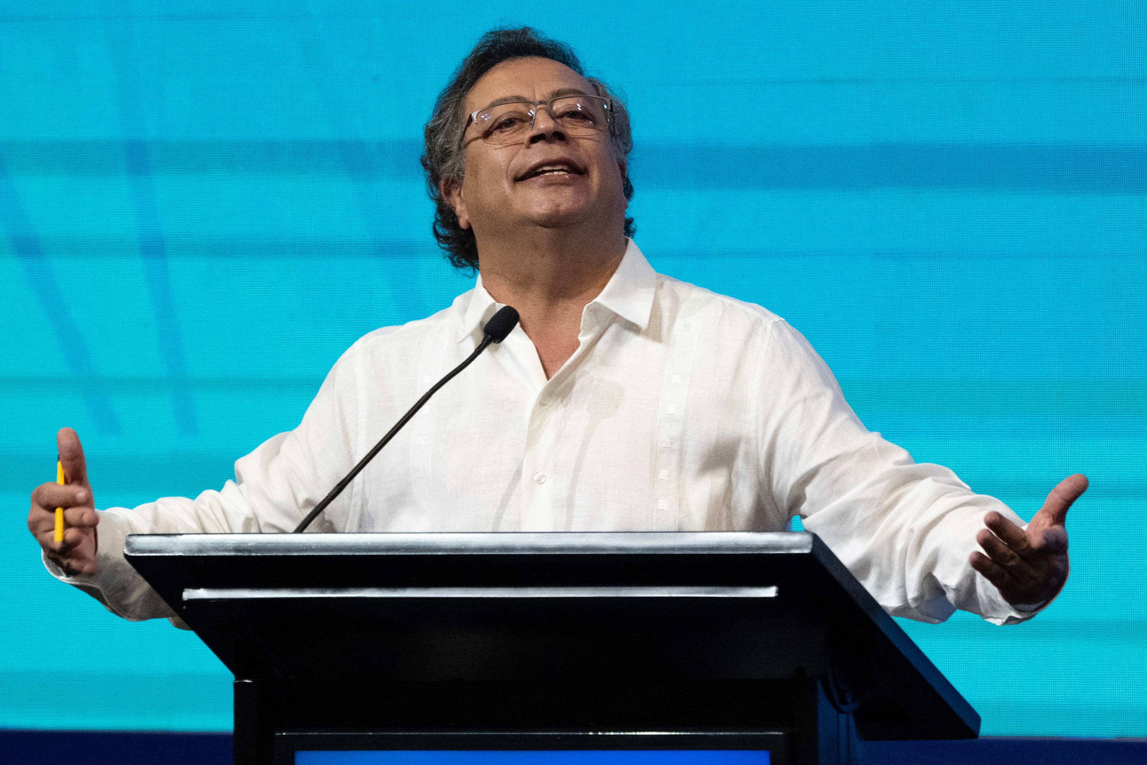 El presidente colombiano Gustavo Petro calificó las acciones del ELN como crímenes de guerra y de lesa humanidad, señalando su transición a una organización mafiosa.