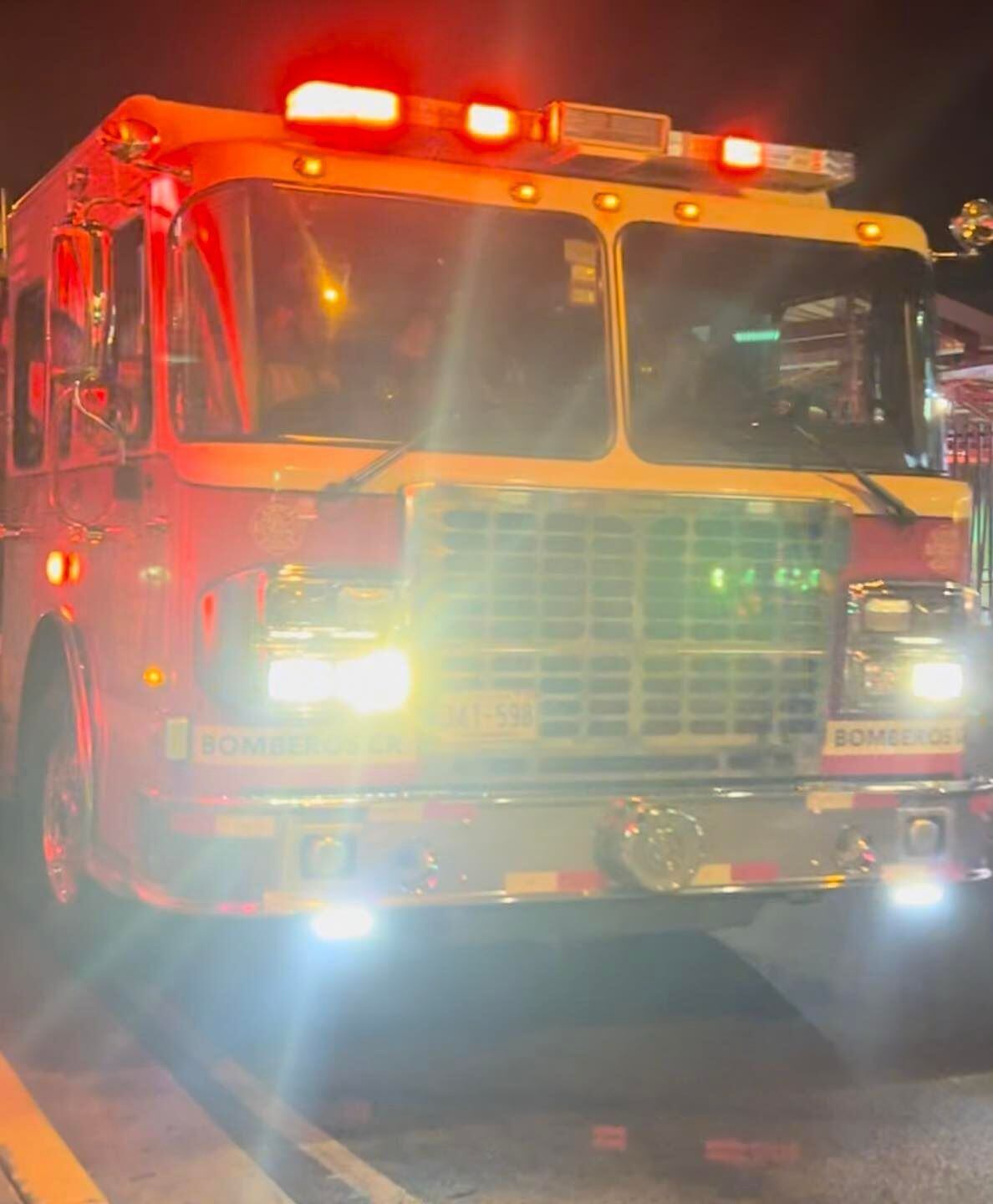 Las unidades de los bomberos fueron atacadas a botellazos. Foto Bomberos.