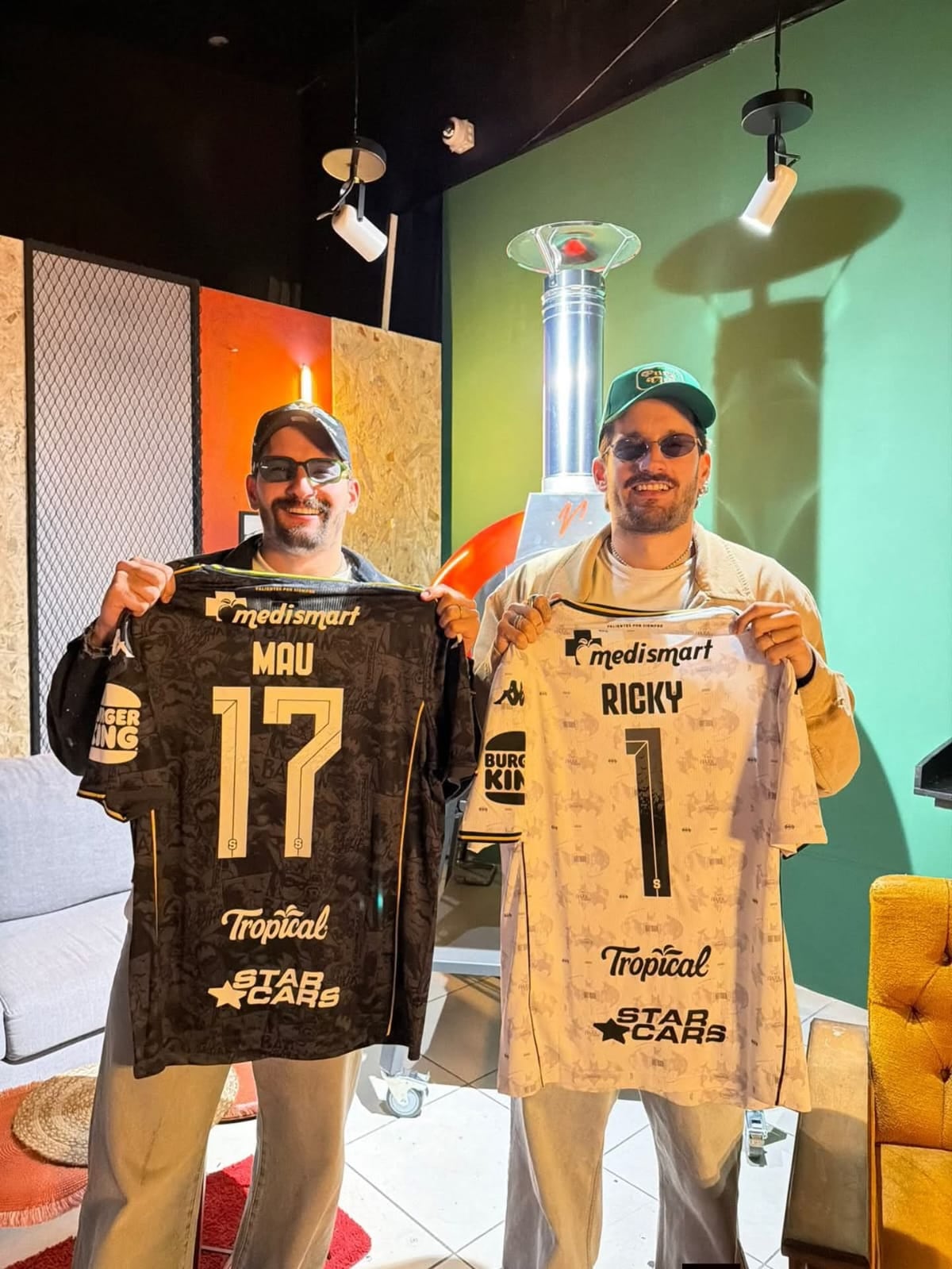 Mau y Ricky con las camisas del Saprissa