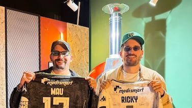 Famosos cantantes lucen las camisas del Saprissa