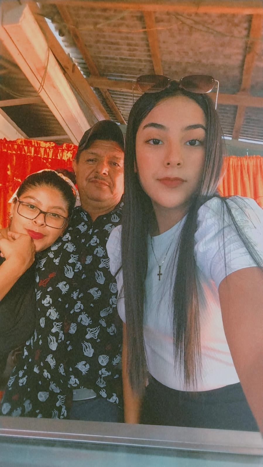 Esta es una de las últimas fotos que don Argelio Sánchez se tomó con sus hijas Yorgelis (abrazada) y Hazel Sánchez Cid. Foto: Cortesía Yorleni Cid para LT