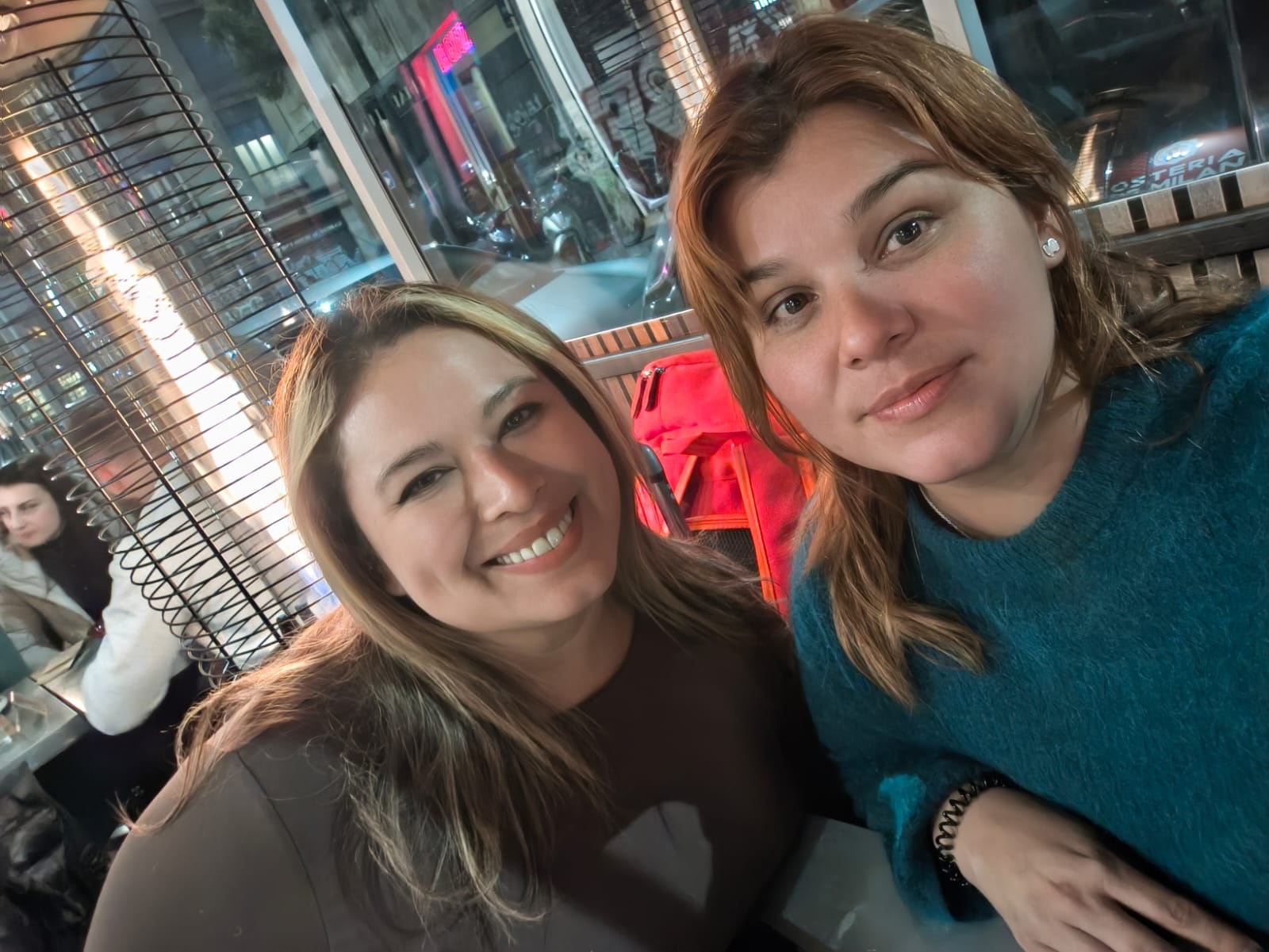 Melissa Flores Molina es la costarricense que es el “911” de los ticos que viajan a Europa. En la foto con la cantante Jafet Jerez.