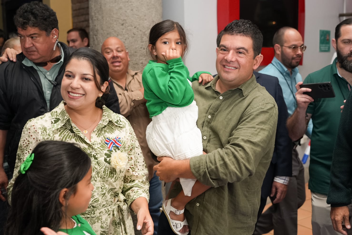 01/02/2026. Votaciones infantiles en el Museo de Los Niños. San José. Fotografía: Lilly Arce | Álvaro Ramos llega con su familia a votaciones infantiles en el Museo de Los Niños