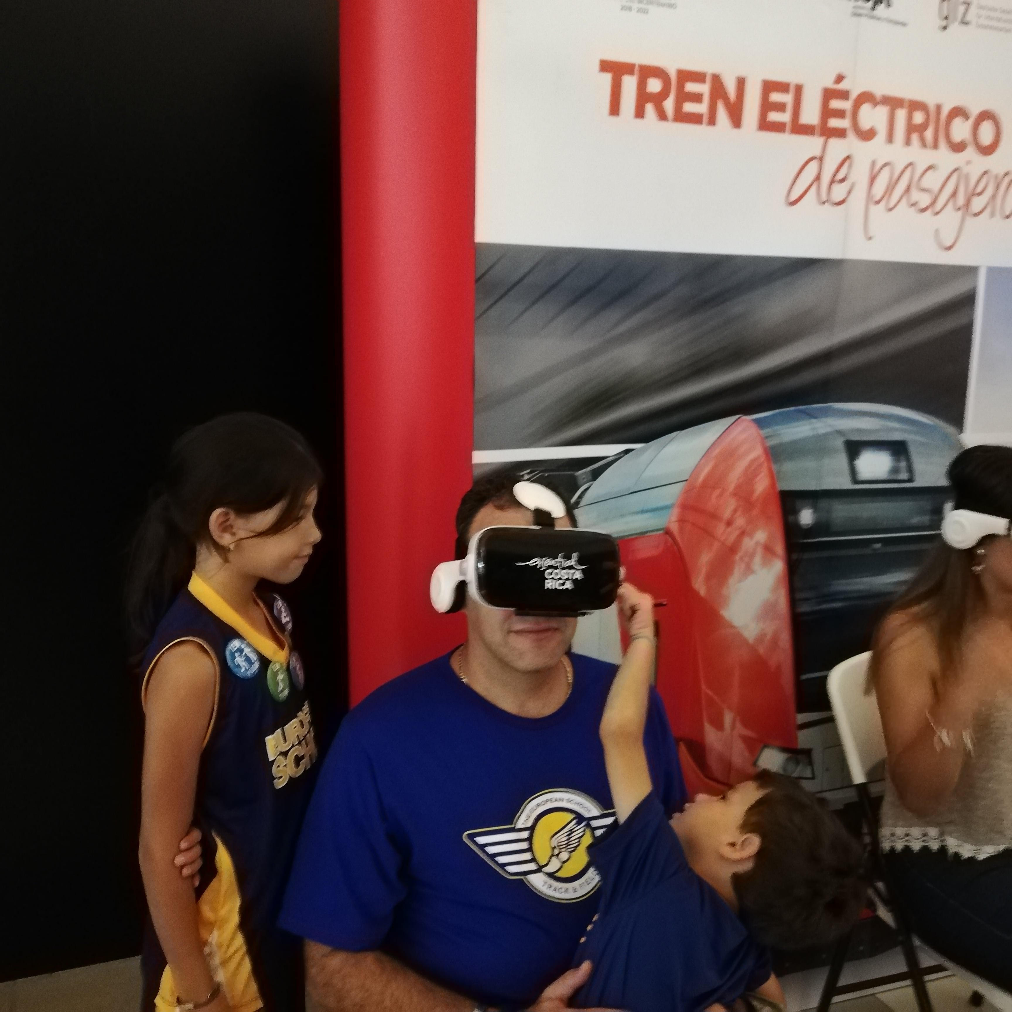 Realidad Virtual para ver lo que será el Tren Eléctrico entre Alajuela y Cartago. En la foto don Antonio Eraña junto a sus hijos, Carlota y Dante.