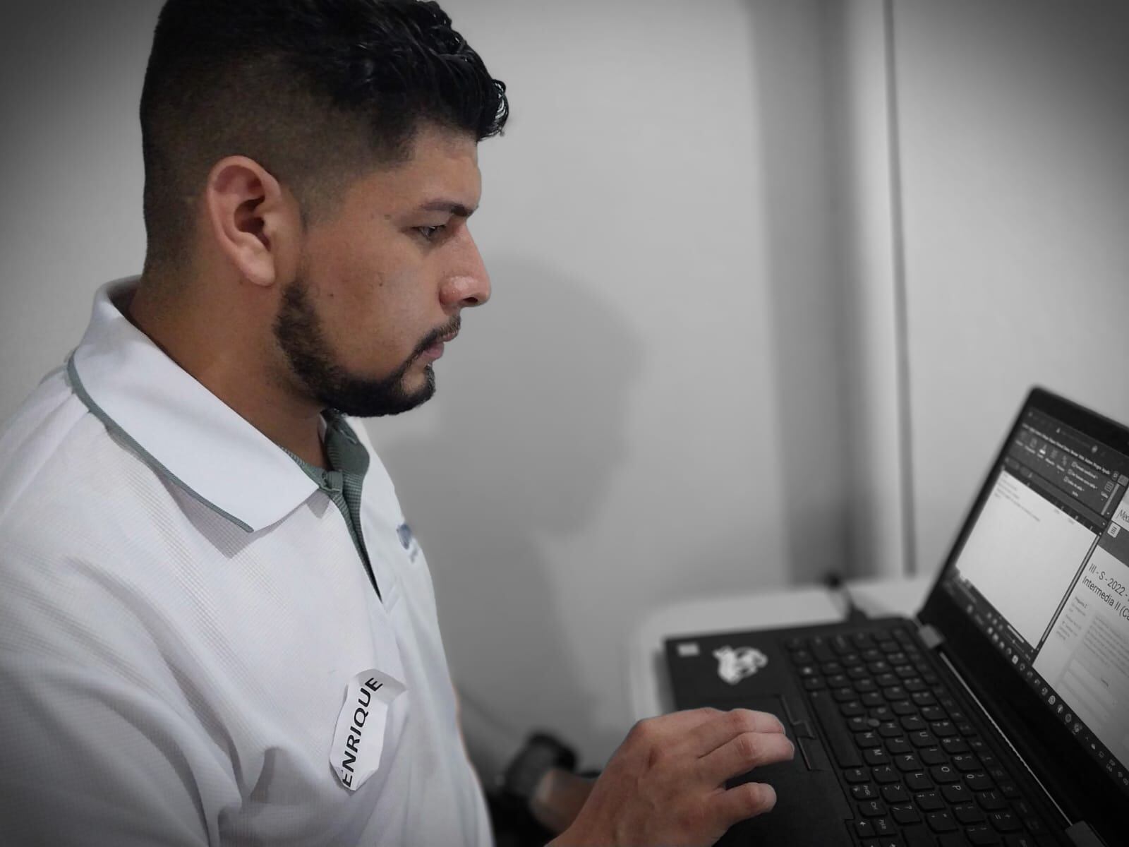 Enrique Martínez universitario nicaragüense logra inscribir segunda carrera en UCR